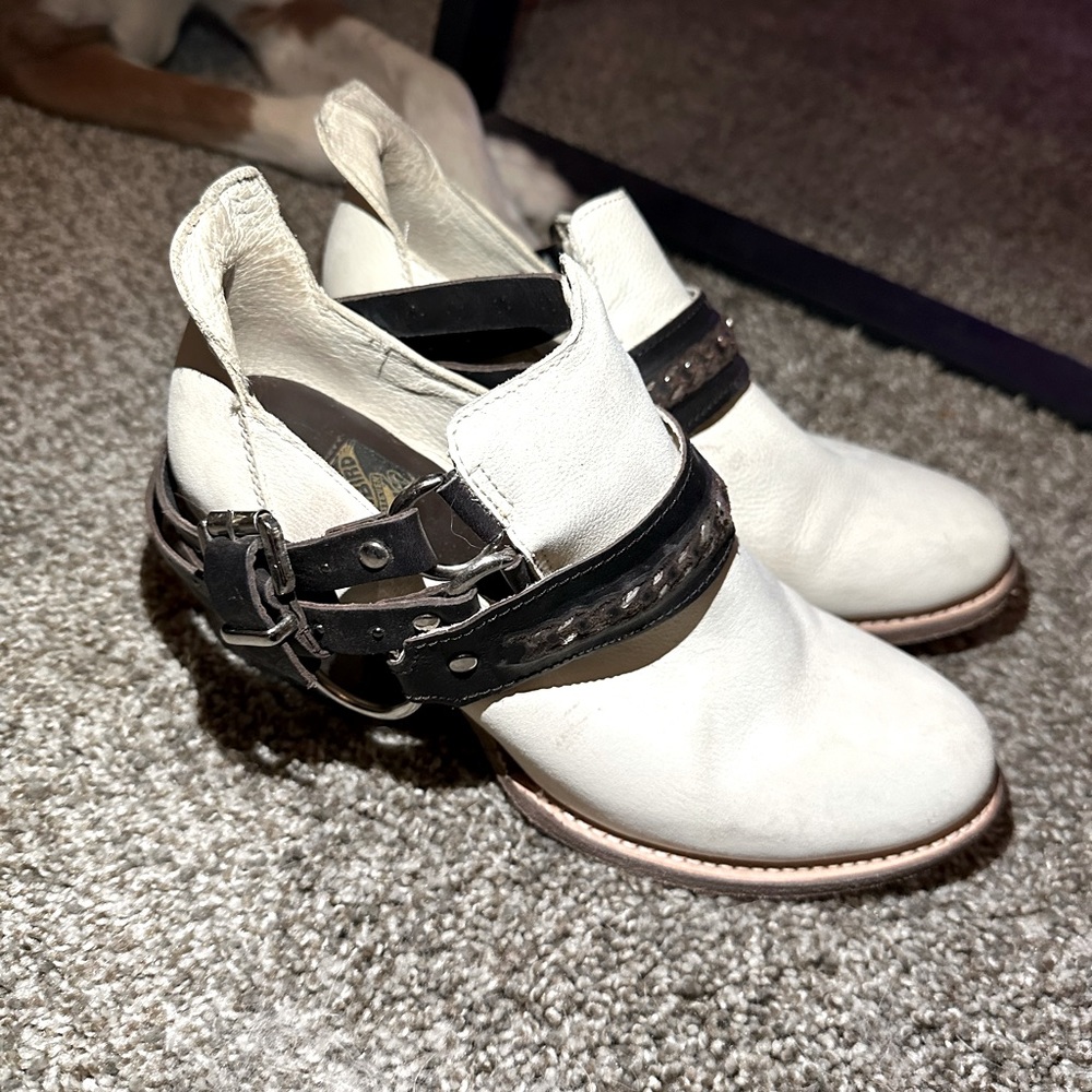 Freebies Colten White size 9 (fits 8.5) broken in, lightly worn booties.
